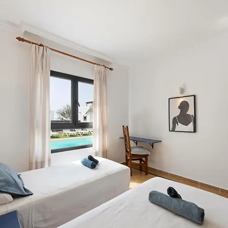 Home2book Private With Pool, Willa